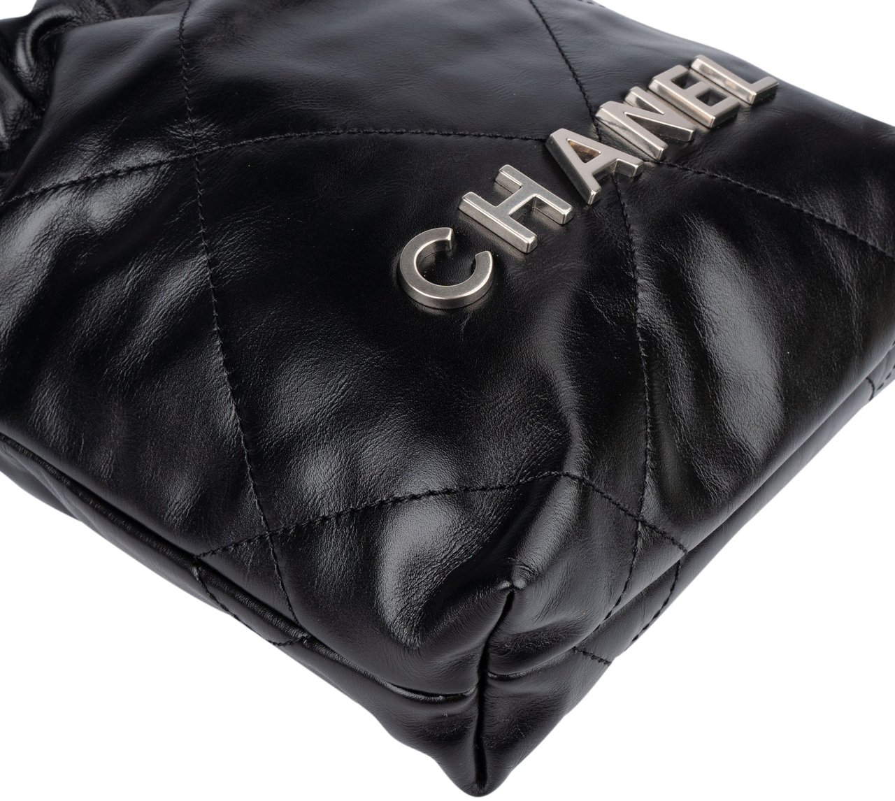 Chanel Chanel Noir Quilted Calfskin Small 22 Shoulder Bag Zwart