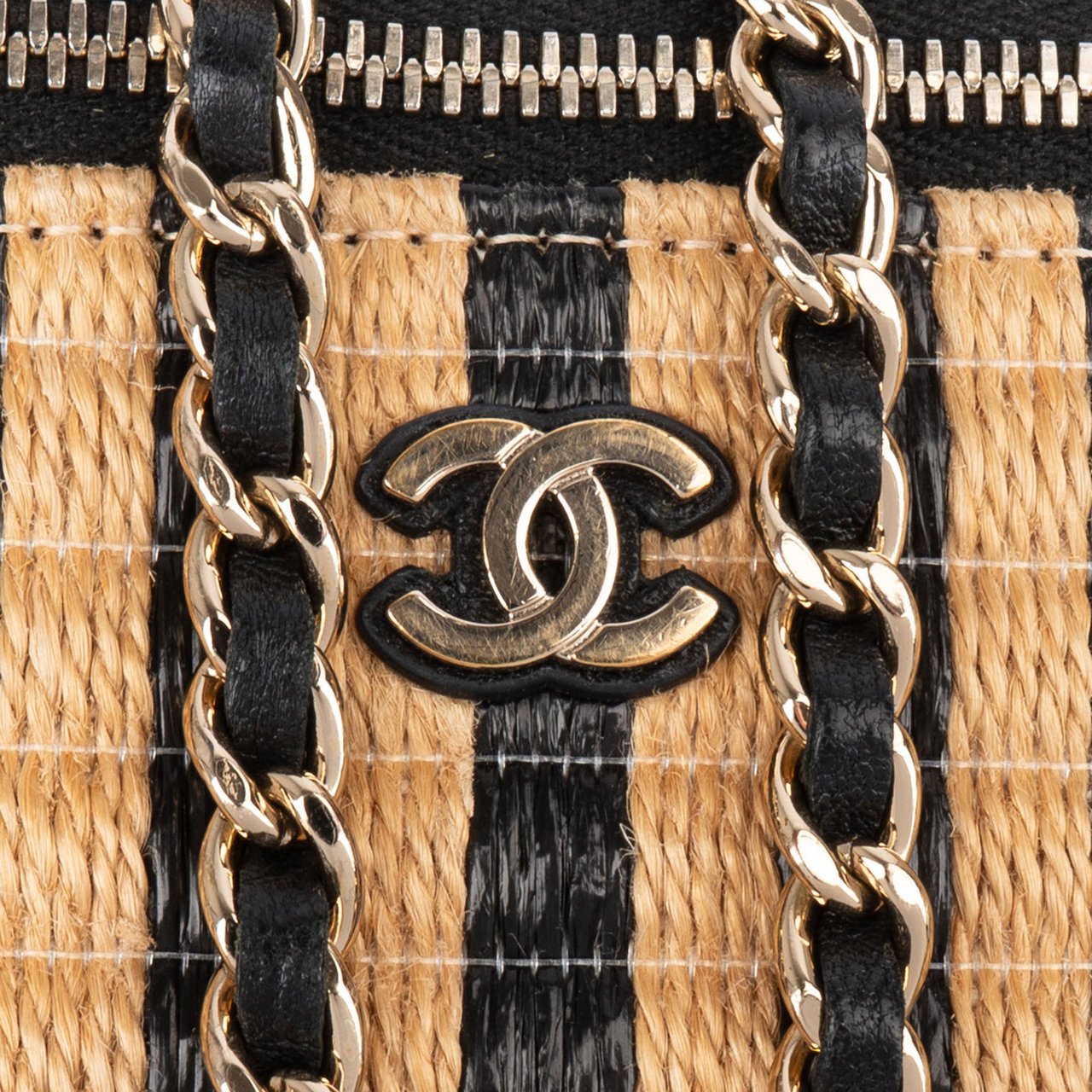Chanel Chanel Woven Raffia CC Vanity Case Crossbody Bag Zwart