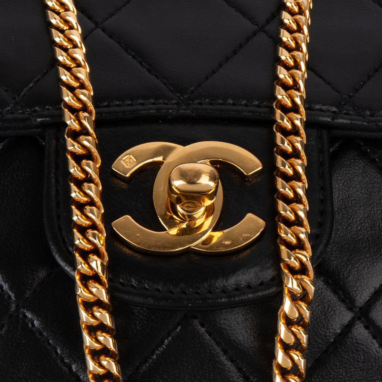 Chanel Chanel Quilted Lambskin 24K Gold Single Flap Crossbody Bag Zwart