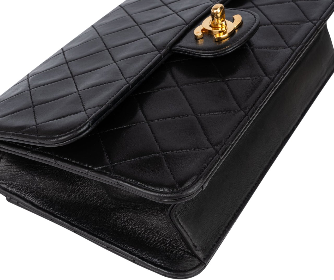 Chanel Chanel Quilted Lambskin 24K Gold Single Flap Crossbody Bag Zwart