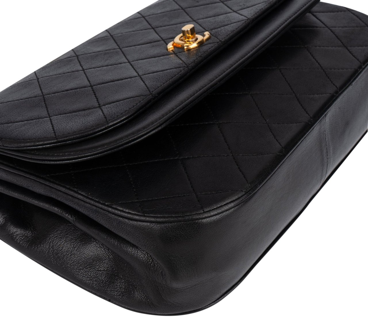 Chanel Chanel Quilted Lambskin Halfmoon Single Flap Shoulder Bag Zwart