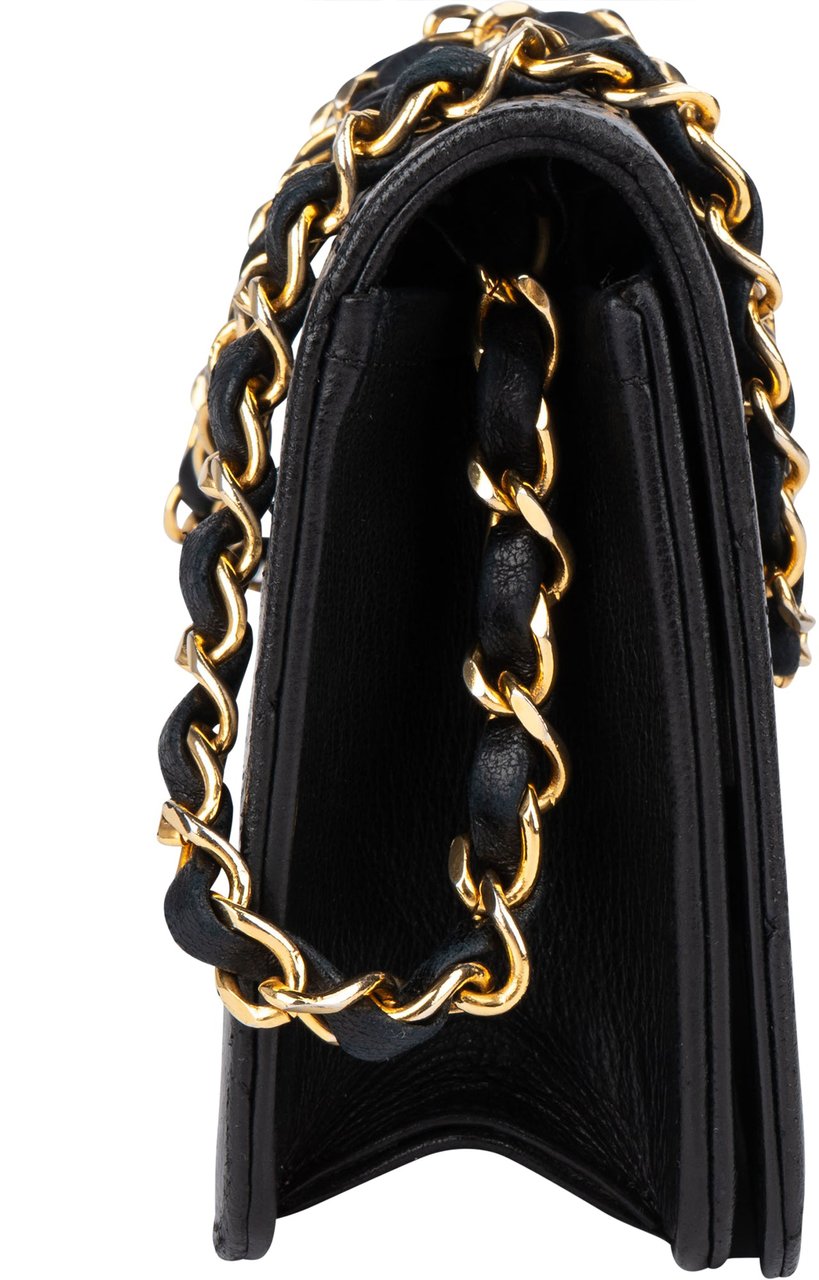 Chanel Chanel Quilted Lambskin 24K Gold Single Flap Crossbody Bag Zwart