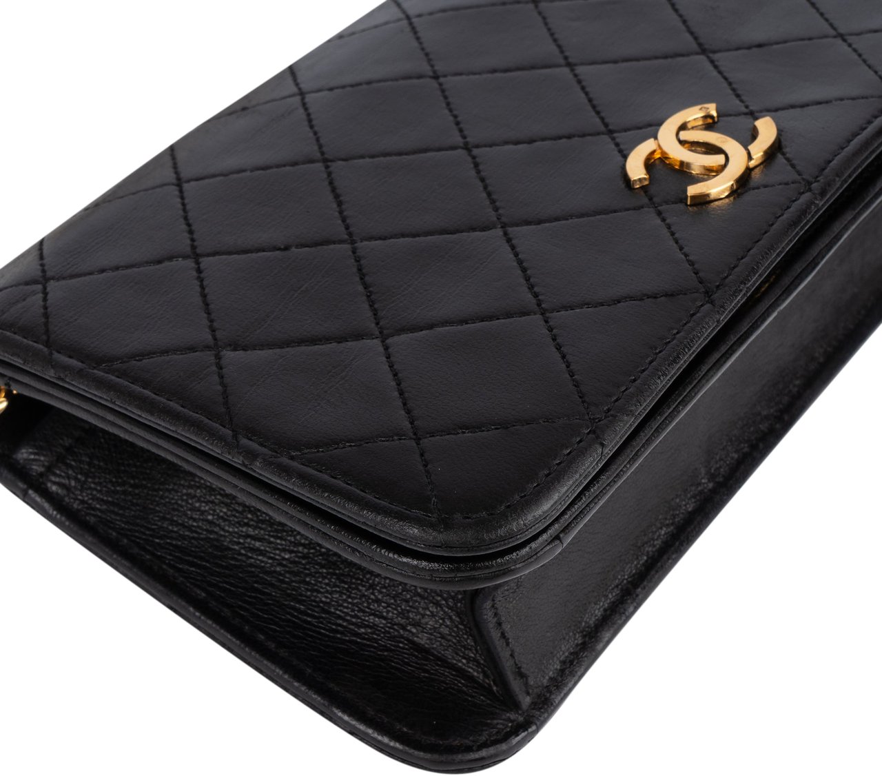 Chanel Chanel Quilted Lambskin 24K Gold Single Flap Crossbody Bag Zwart