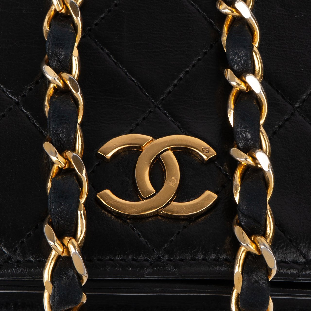 Chanel Chanel Quilted Lambskin 24K Gold Single Flap Crossbody Bag Zwart