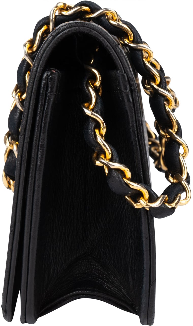 Chanel Chanel Quilted Lambskin 24K Gold Single Flap Crossbody Bag Zwart