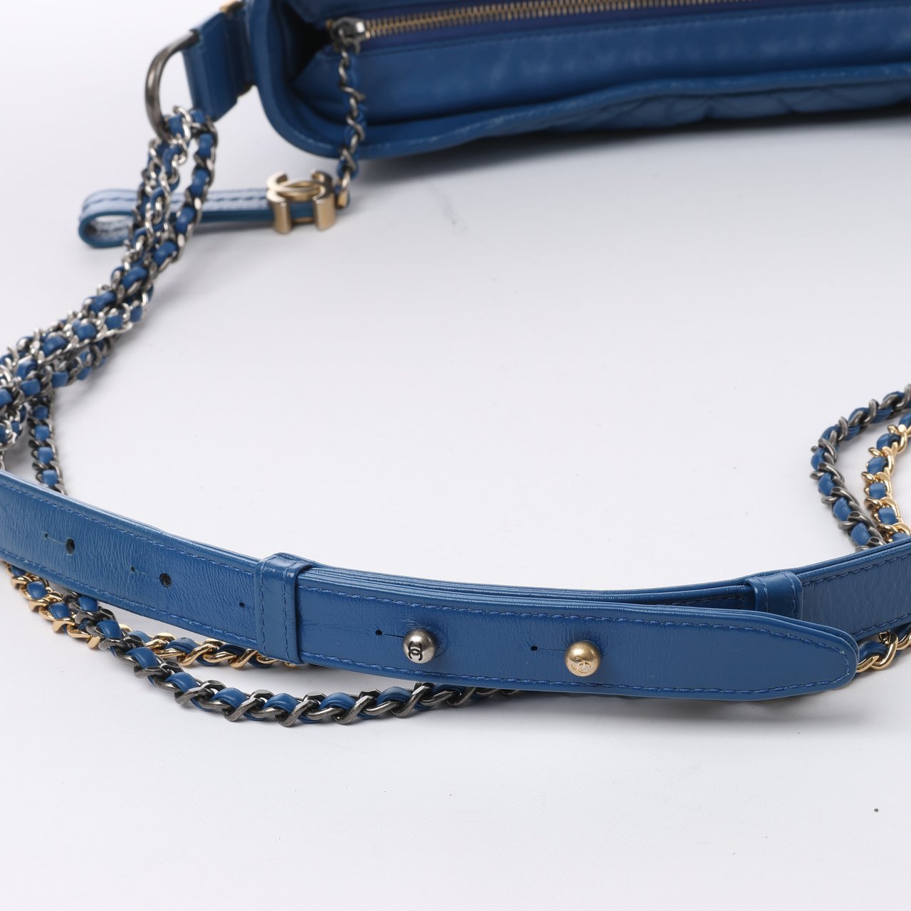 Chanel Chanel Gabrielle Doo Chanel Vintage calf Chain Shoulder Bag Blue Gold x Silver Metal Fittings 27113839 Blauw