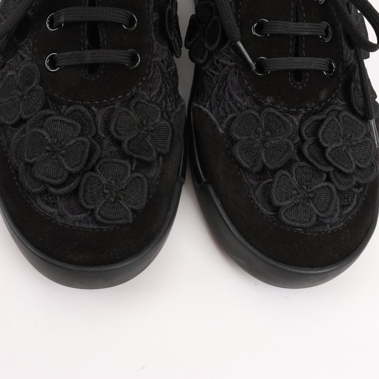 Chanel CHANEL Camelia Lace x Suede Sneakers in Black G34815, Size 37 Zwart