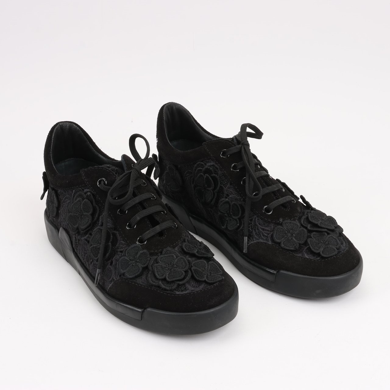 Chanel CHANEL Camelia Lace x Suede Sneakers in Black G34815, Size 37 Zwart