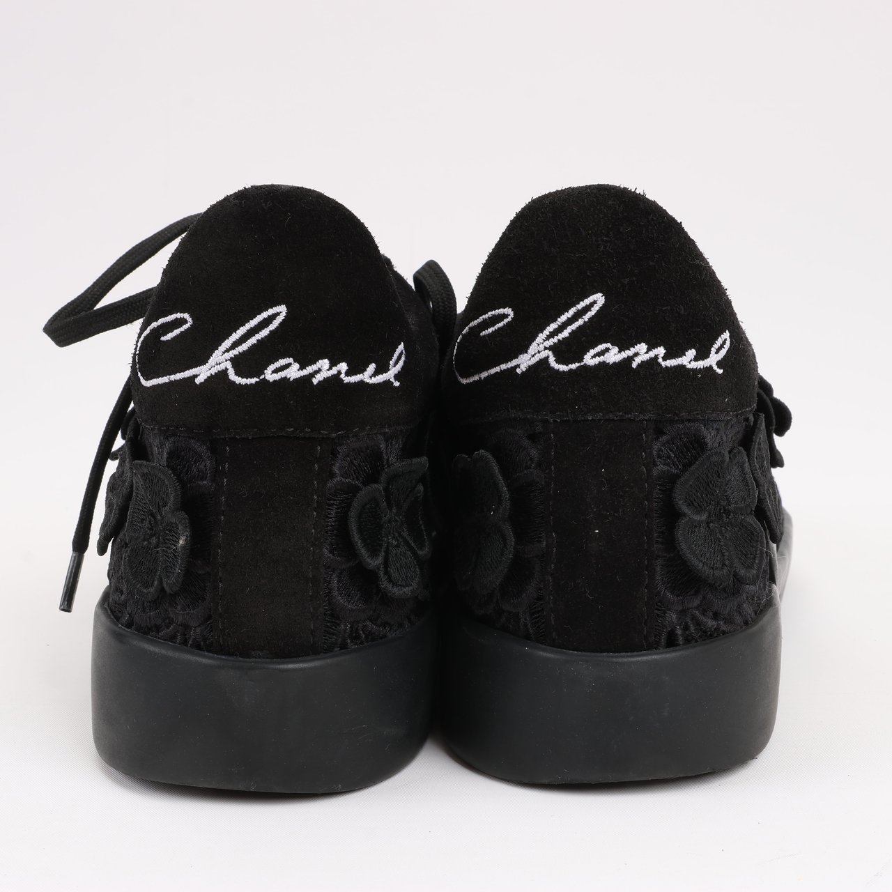 Chanel CHANEL Camelia Lace x Suede Sneakers in Black G34815, Size 37 Zwart