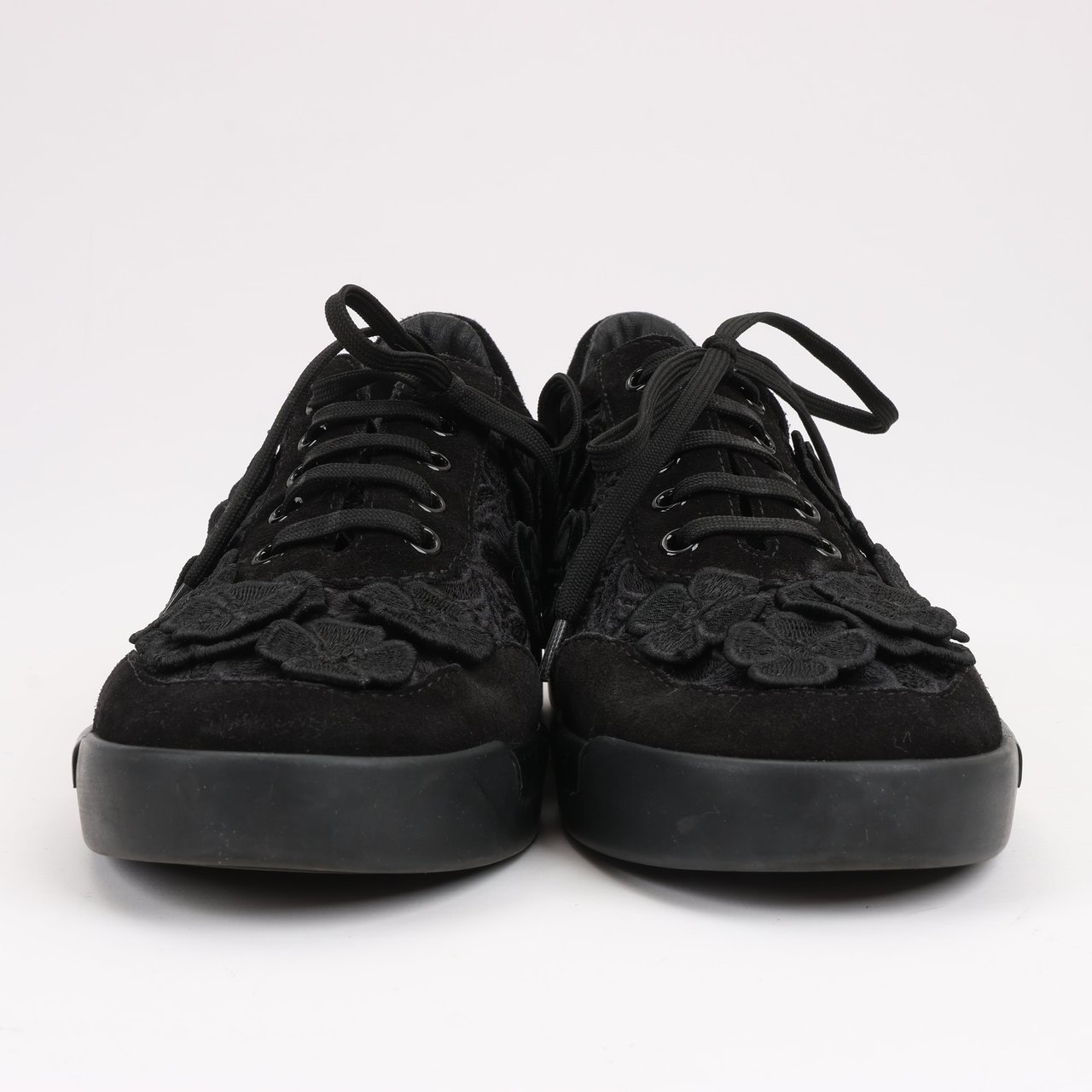 Chanel CHANEL Camelia Lace x Suede Sneakers in Black G34815, Size 37 Zwart