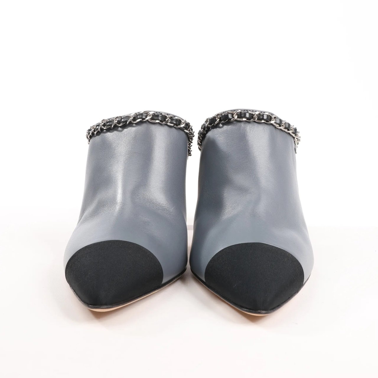 Chanel CHANEL Coco Mark Chain Leather Mule Sandals in Gray G35387, Size 40.5 EU Grijs