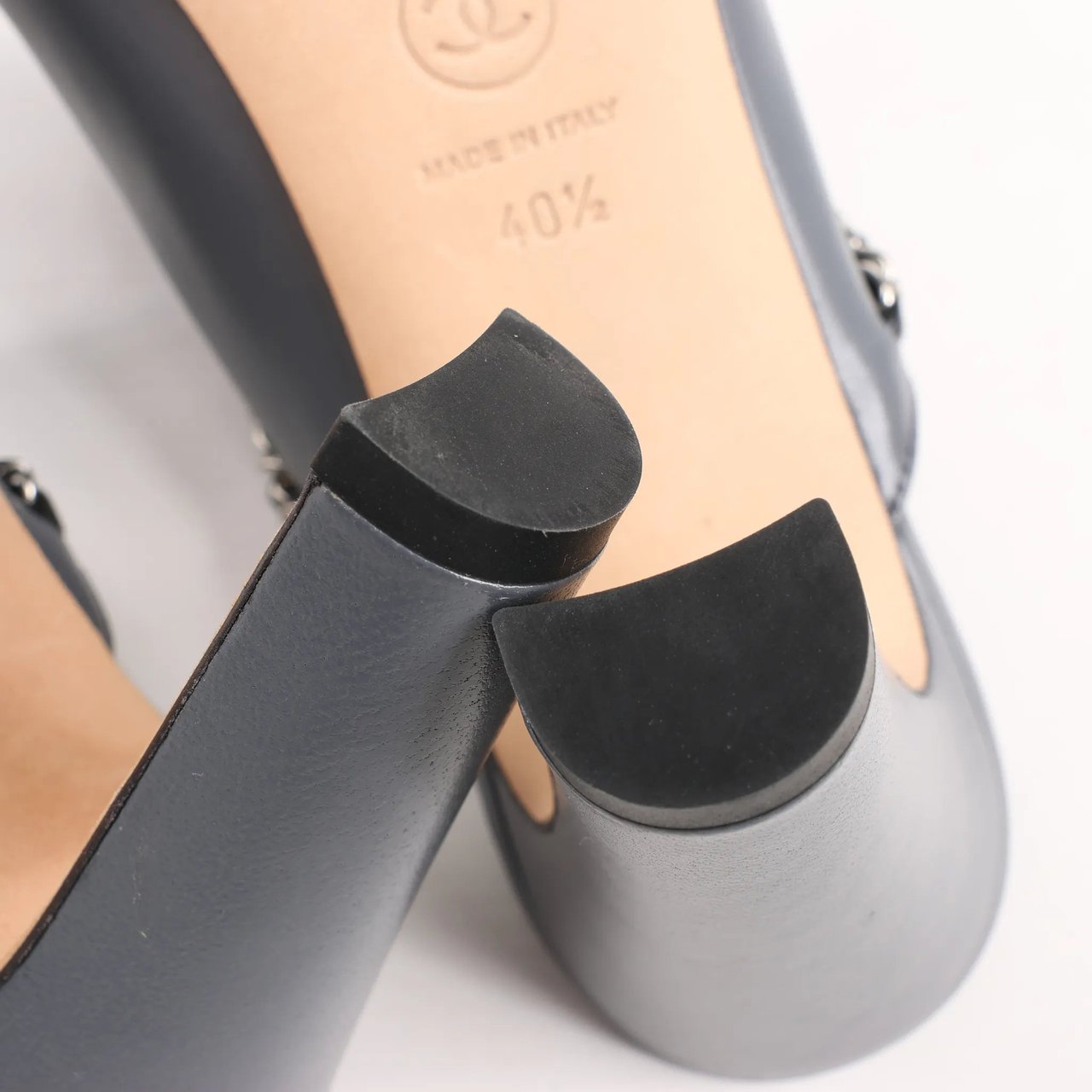 Chanel CHANEL Coco Mark Chain Leather Mule Sandals in Gray G35387, Size 40.5 EU Grijs