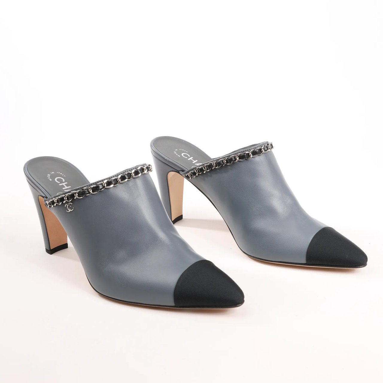 Chanel CHANEL Coco Mark Chain Leather Mule Sandals in Gray G35387, Size 40.5 EU Grijs