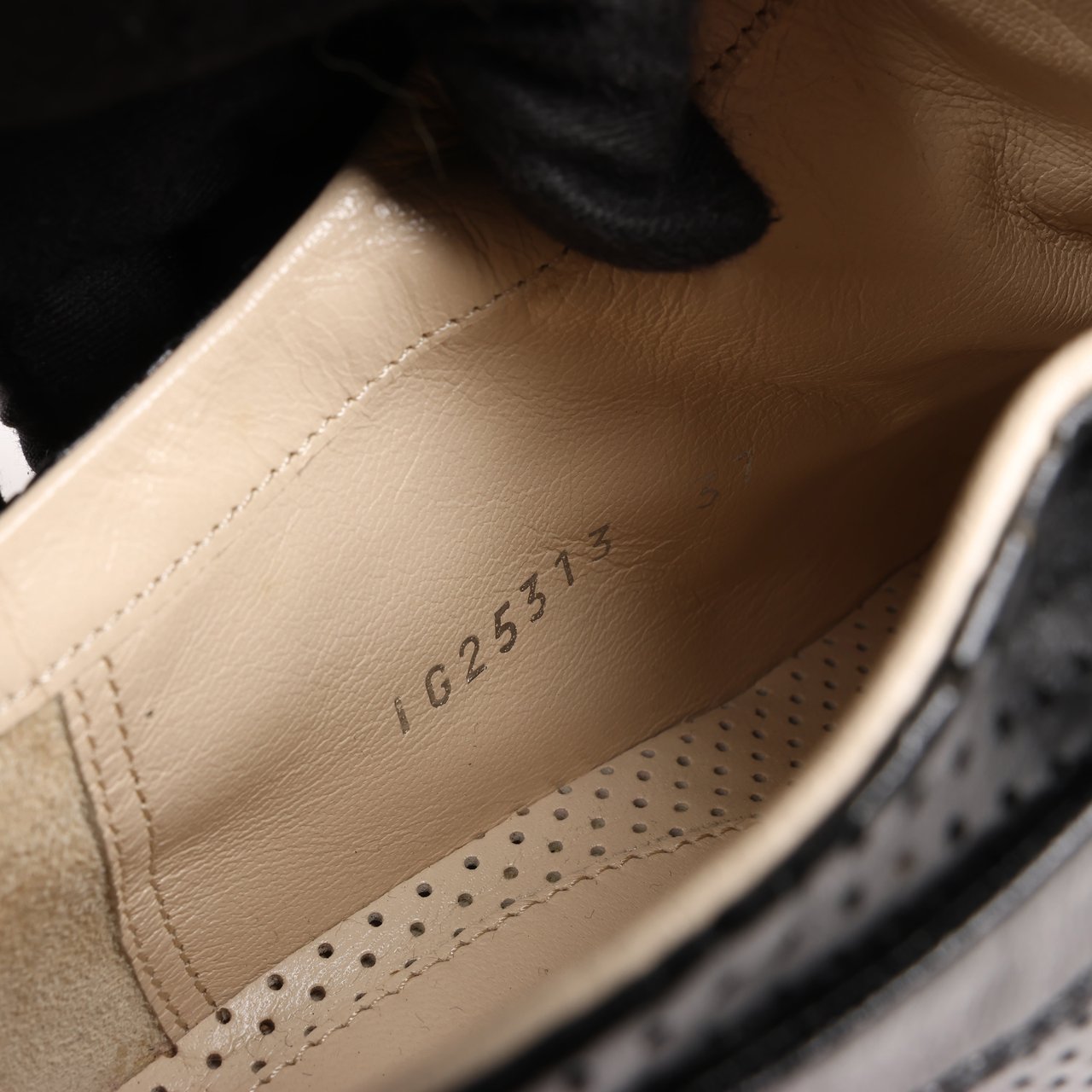 Chanel CHANEL Coco Mark 11P Suede x Leather Sneakers 37 in Black G25313 Zwart