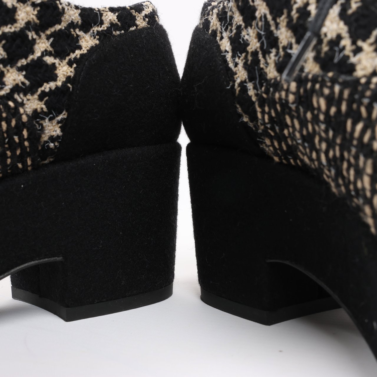 Chanel CHANEL Coco Tweed Felt Mark Leather x Fabric Boots G31378 in Black x Beige, Size 37 EU Zwart
