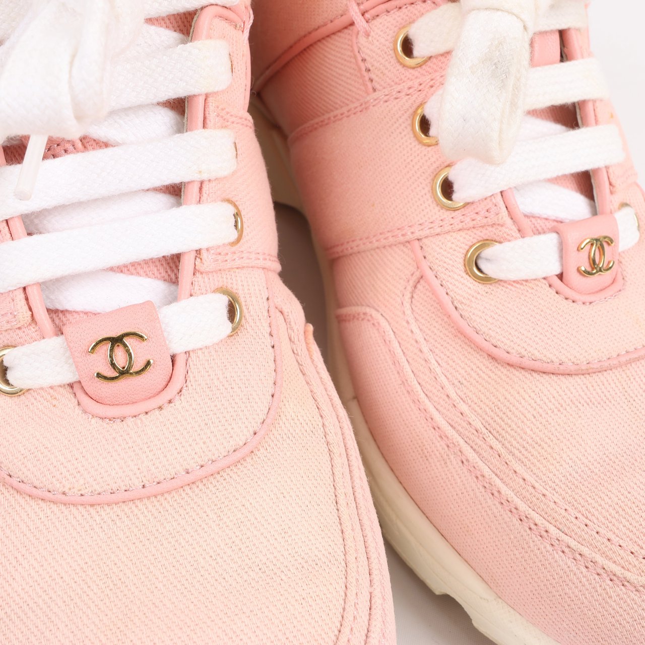 Chanel CHANEL Pink Canvas And White Leather CC Lace Up Sneakers, Size 38.5 EU Roze