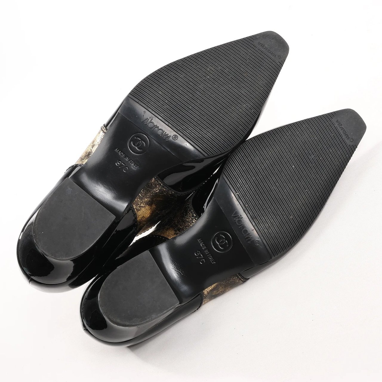 Chanel Chanel Coco Mark Patent Leather Loafers in Black x Gold G34275, Size 37 EU Zwart