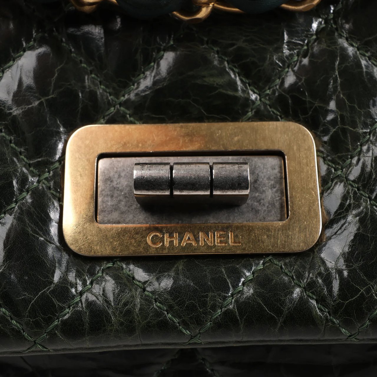 Chanel Reissue Accordion Quilted Leather Mix Shoulder Bag in Green Groen