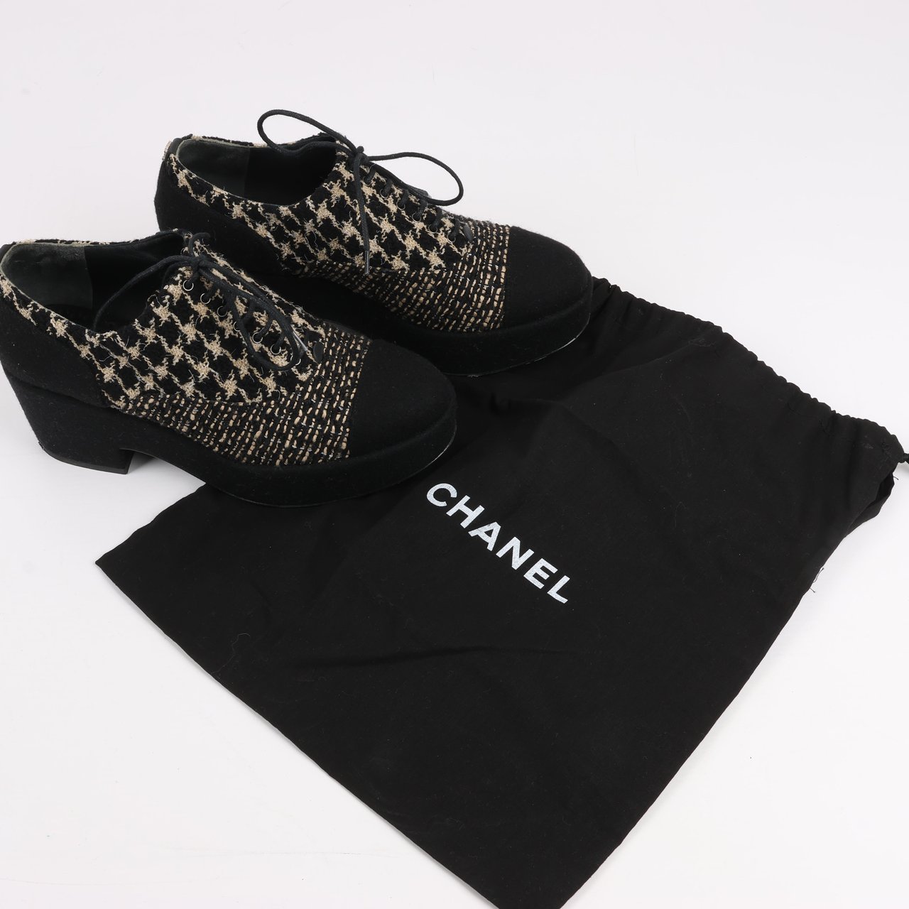 CHANEL Coco Tweed Felt Mark Leather x Fabric Boots G31378 in Black x Beige, Size 37 EU Zwart