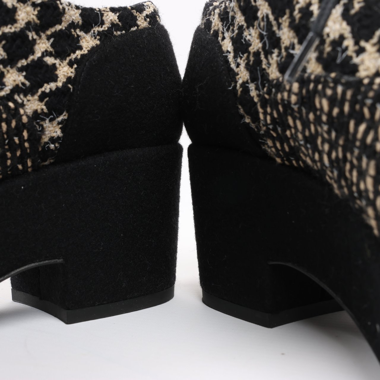 CHANEL Coco Tweed Felt Mark Leather x Fabric Boots G31378 in Black x Beige, Size 37 EU Zwart