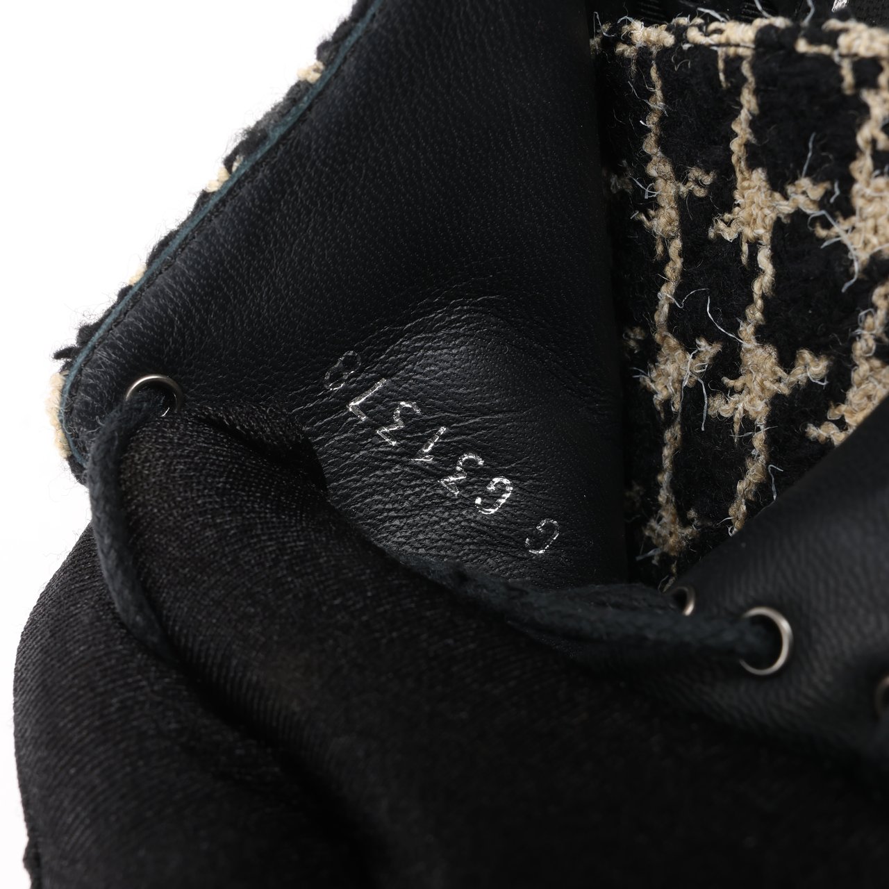 CHANEL Coco Tweed Felt Mark Leather x Fabric Boots G31378 in Black x Beige, Size 37 EU Zwart