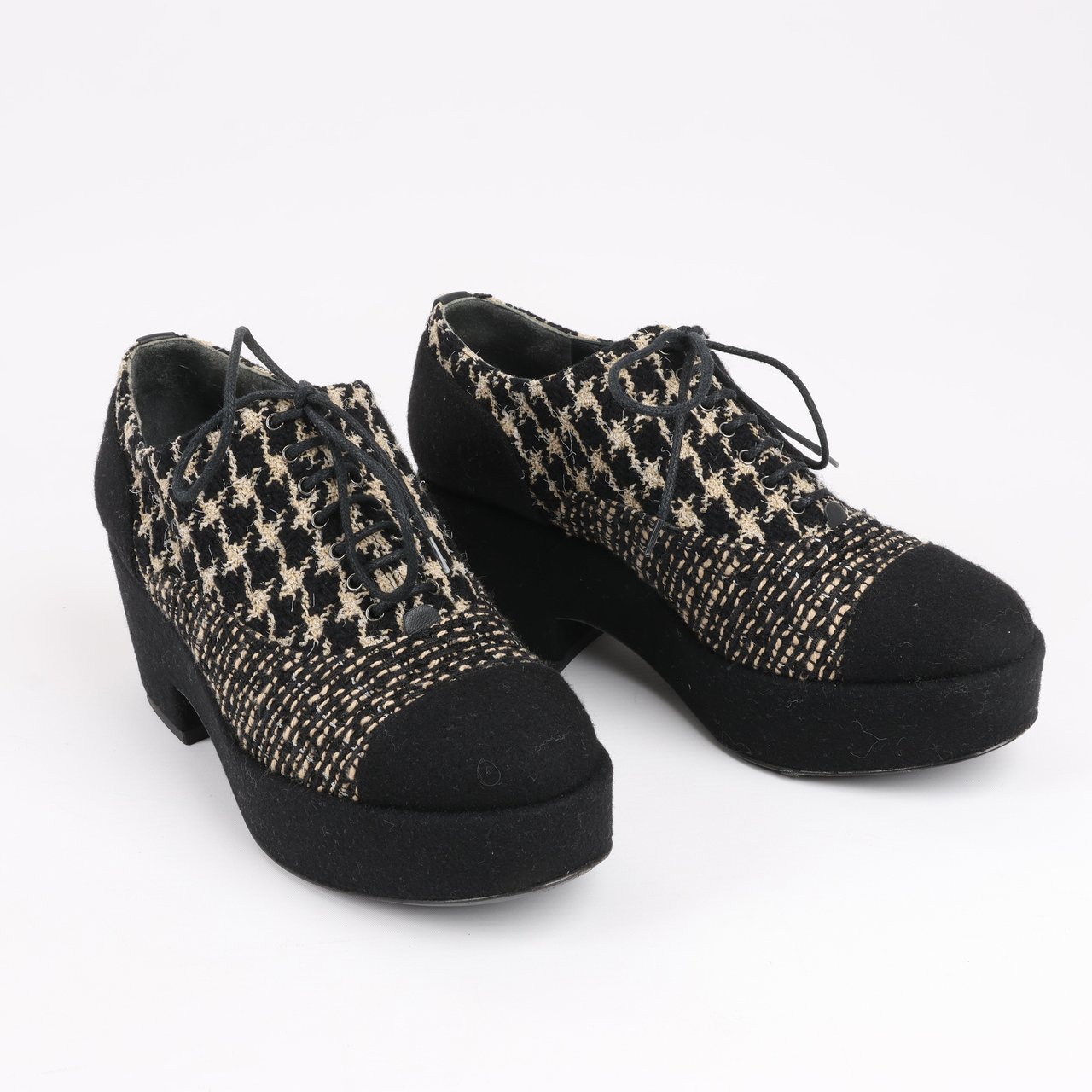 CHANEL Coco Tweed Felt Mark Leather x Fabric Boots G31378 in Black x Beige, Size 37 EU Zwart
