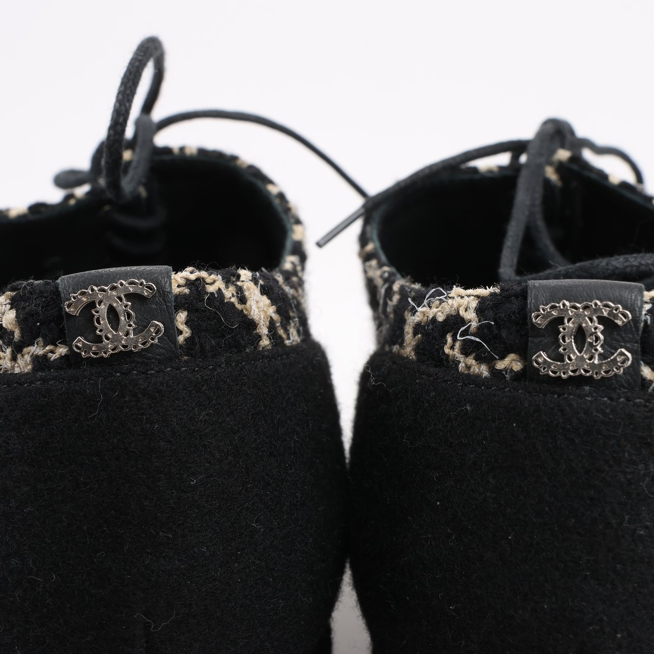 CHANEL Coco Tweed Felt Mark Leather x Fabric Boots G31378 in Black x Beige, Size 37 EU Zwart