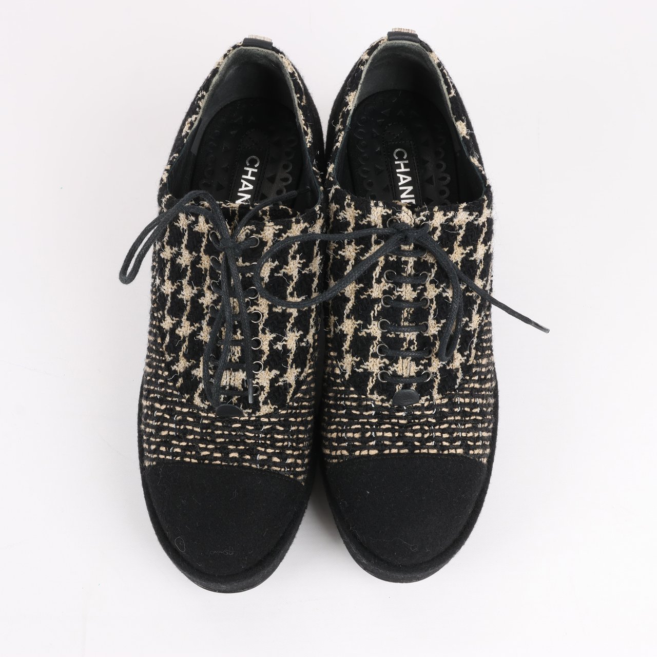 CHANEL Coco Tweed Felt Mark Leather x Fabric Boots G31378 in Black x Beige, Size 37 EU Zwart