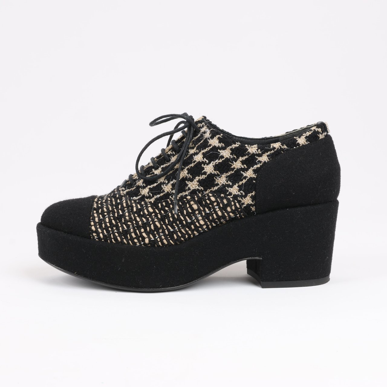 CHANEL Coco Tweed Felt Mark Leather x Fabric Boots G31378 in Black x Beige, Size 37 EU Zwart