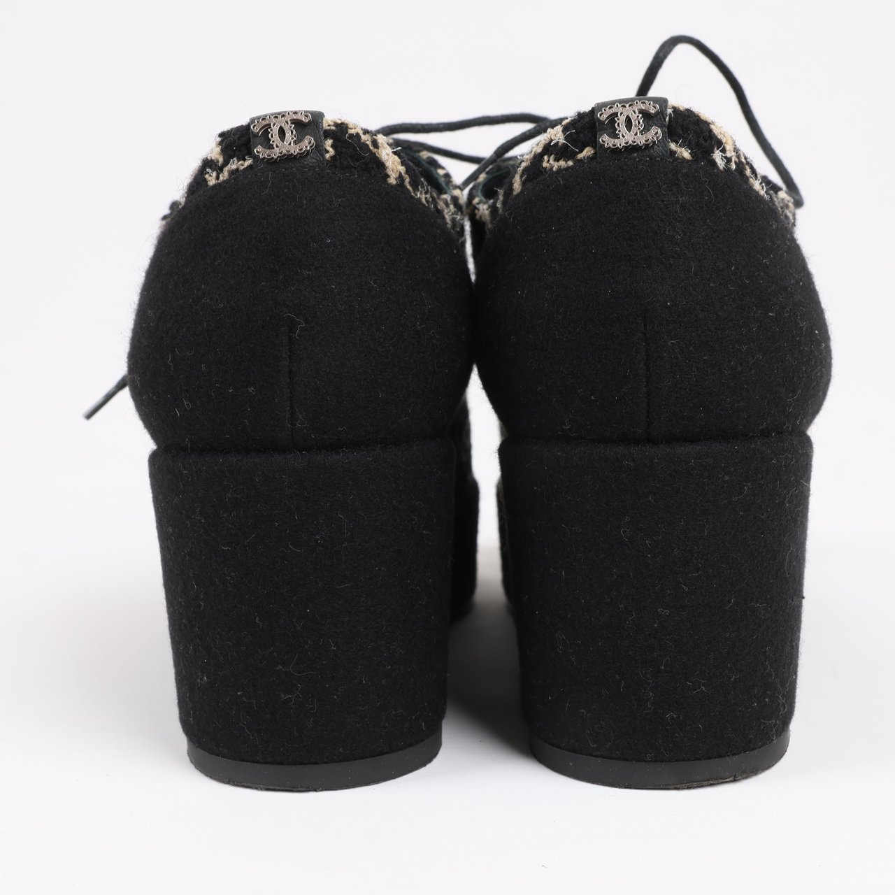 CHANEL Coco Tweed Felt Mark Leather x Fabric Boots G31378 in Black x Beige, Size 37 EU Zwart