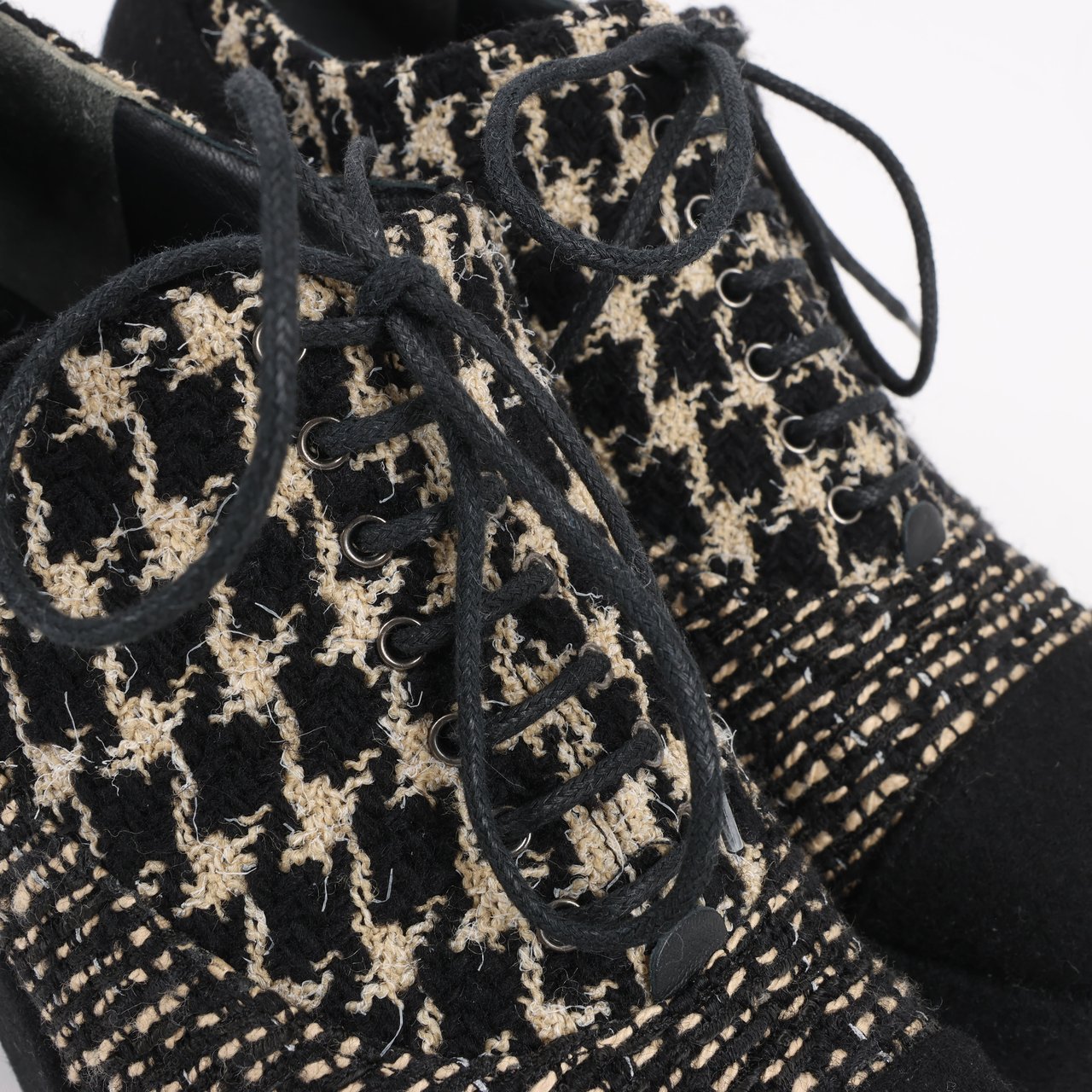 CHANEL Coco Tweed Felt Mark Leather x Fabric Boots G31378 in Black x Beige, Size 37 EU Zwart