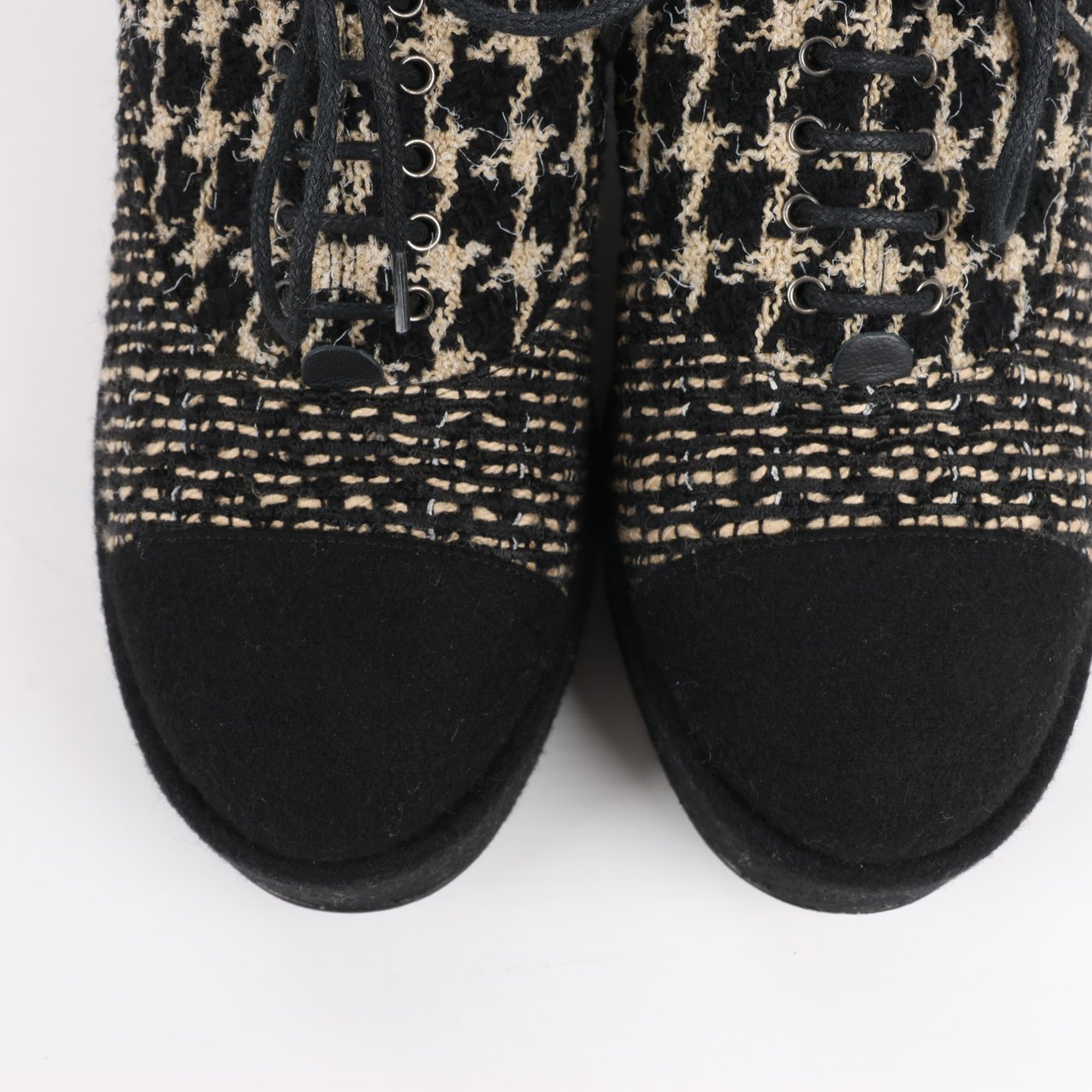 CHANEL Coco Tweed Felt Mark Leather x Fabric Boots G31378 in Black x Beige, Size 37 EU Zwart