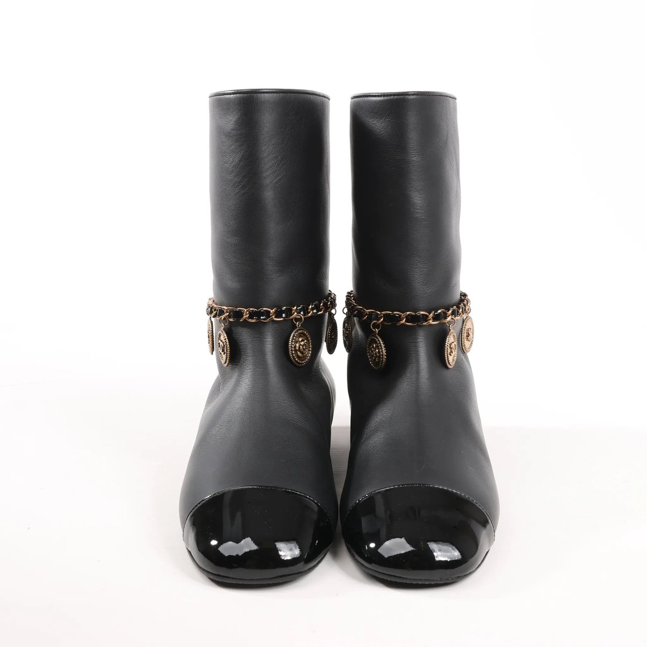 Chanel Coco Mark Camelia 17A Leather Ankle Boots in Black G32929, Size 36 EU Zwart