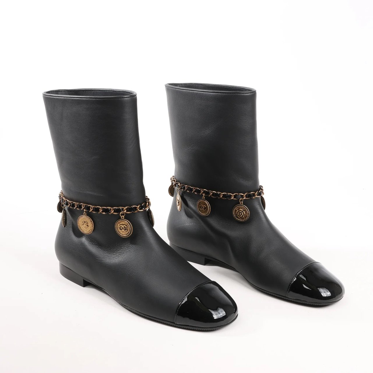 Chanel Coco Mark Camelia 17A Leather Ankle Boots in Black G32929, Size 36 EU Zwart