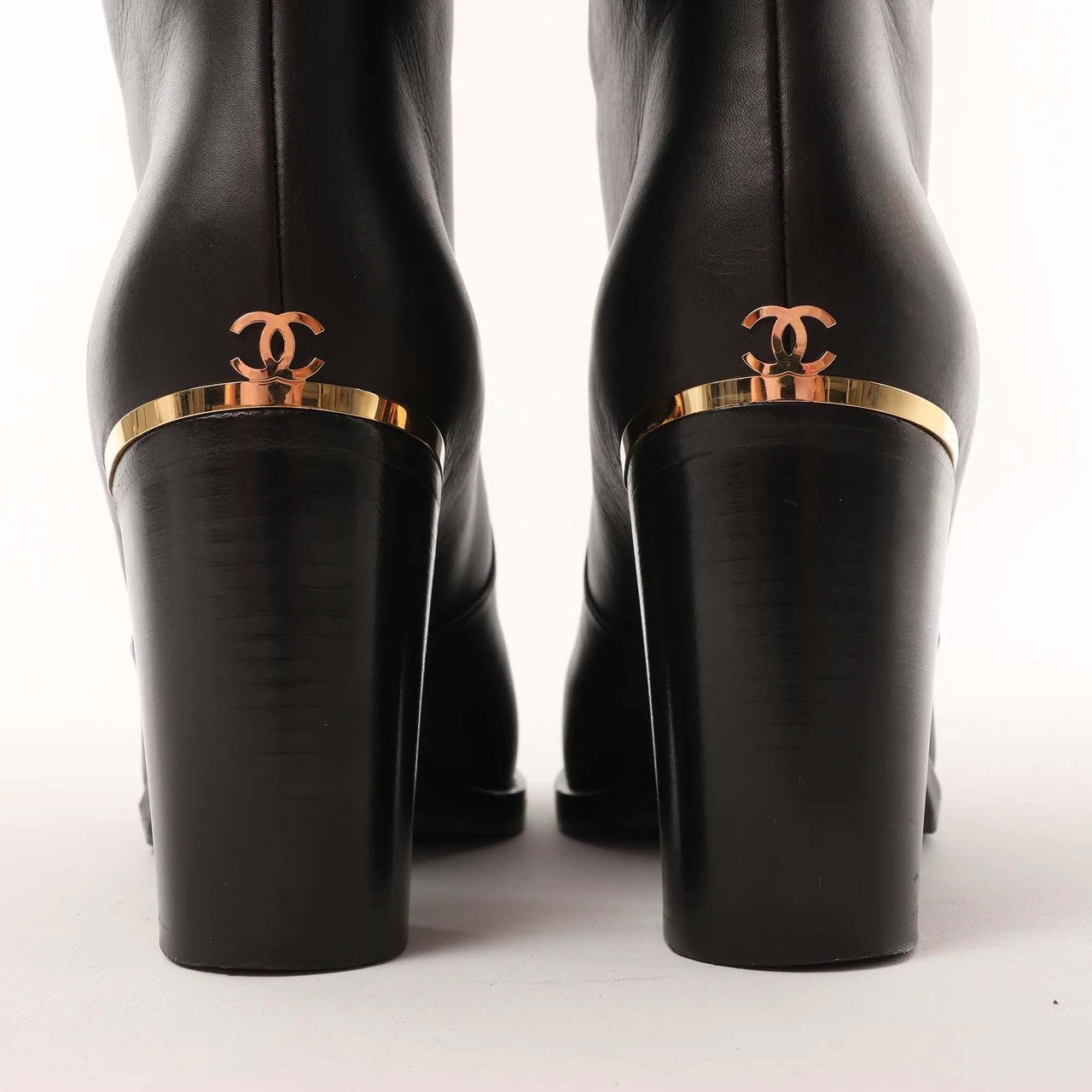 Chanel Coco Mark Leather Boots in Black x Gold G28737, Size 37C EU Zwart