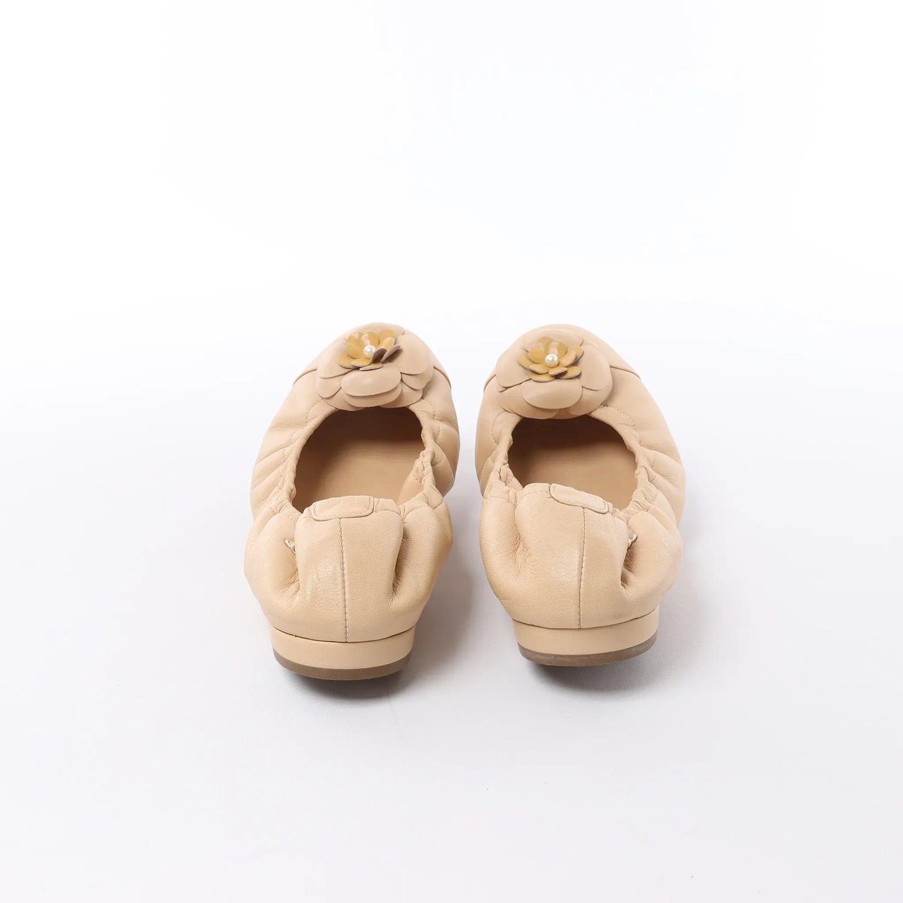 Chanel Coco Mark Camelia Leather Ballet Flats in Beige G32912, Size 39.5 EU Beige