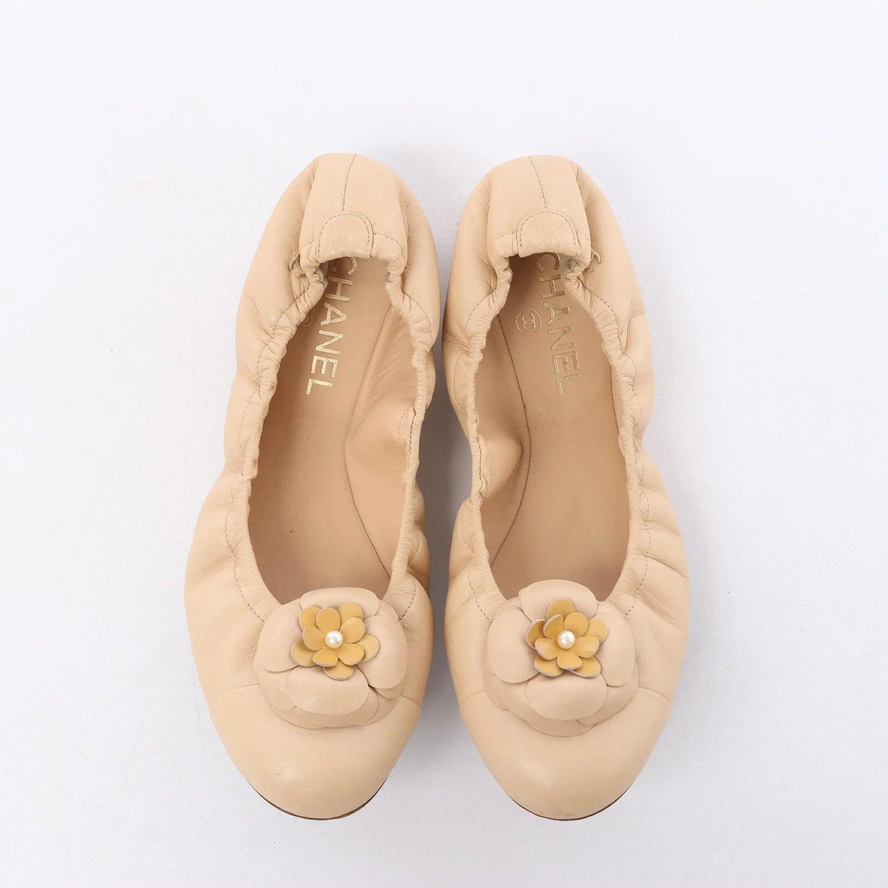 Chanel Coco Mark Camelia Leather Ballet Flats in Beige G32912, Size 39.5 EU Beige