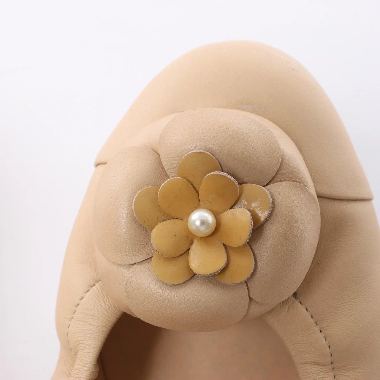 Chanel Coco Mark Camelia Leather Ballet Flats in Beige G32912, Size 39.5 EU Beige