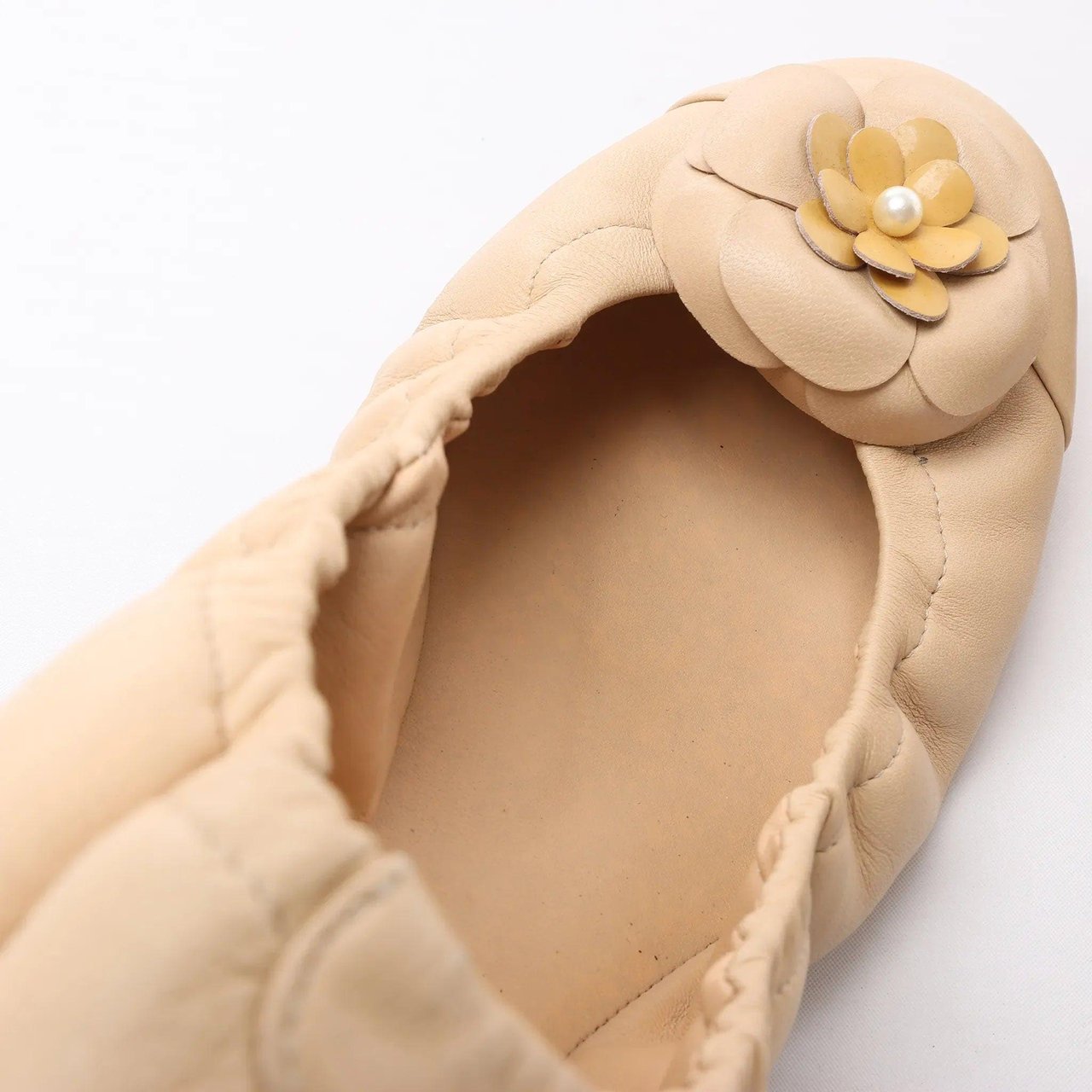 Chanel Coco Mark Camelia Leather Ballet Flats in Beige G32912, Size 39.5 EU Beige