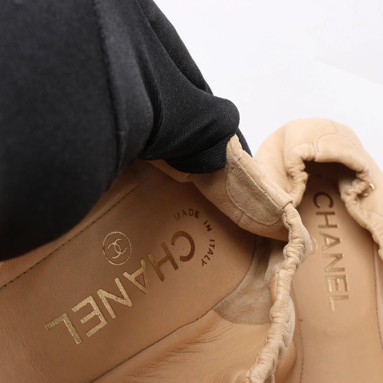 Chanel Coco Mark Camelia Leather Ballet Flats in Beige G32912, Size 39.5 EU Beige