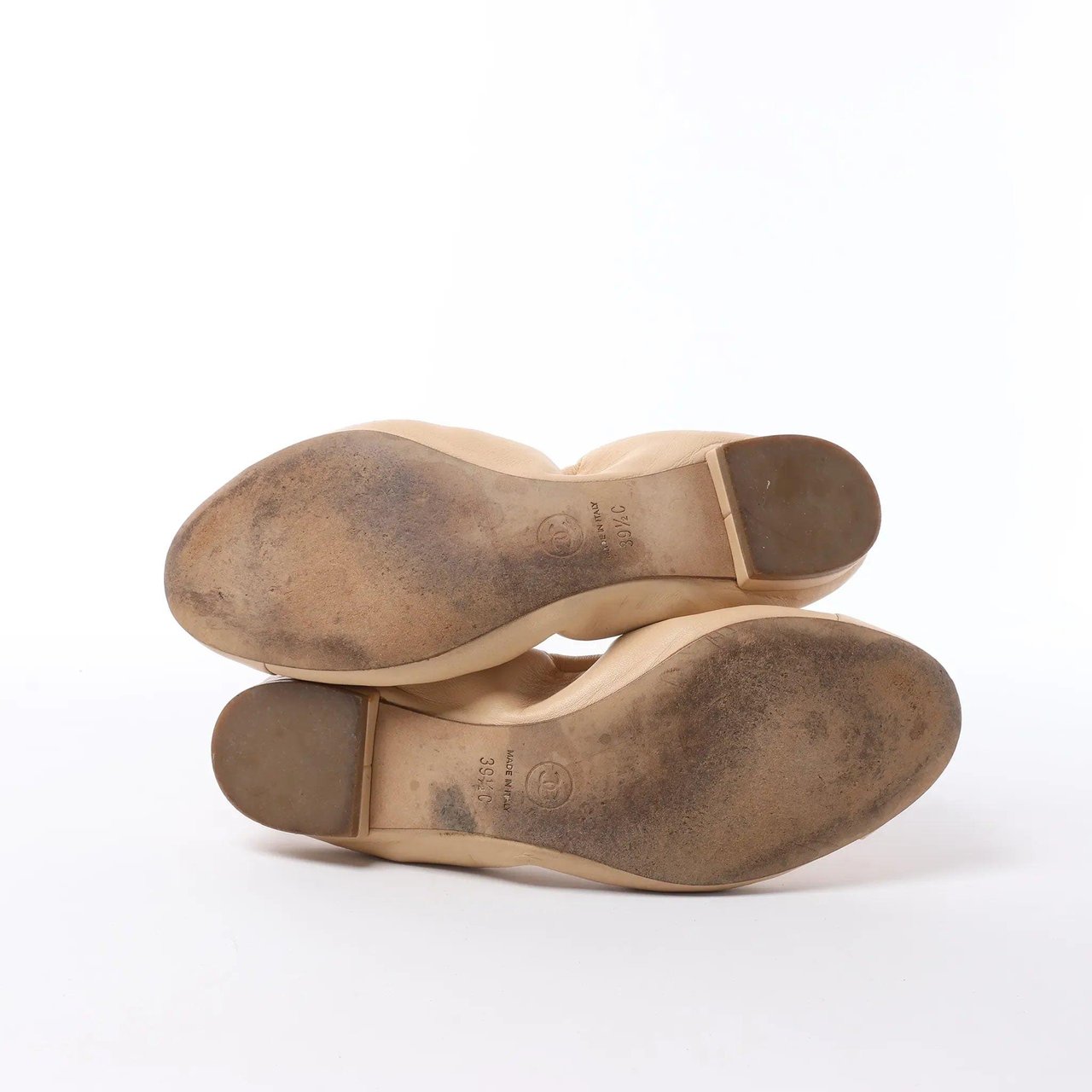 Chanel Coco Mark Camelia Leather Ballet Flats in Beige G32912, Size 39.5 EU Beige