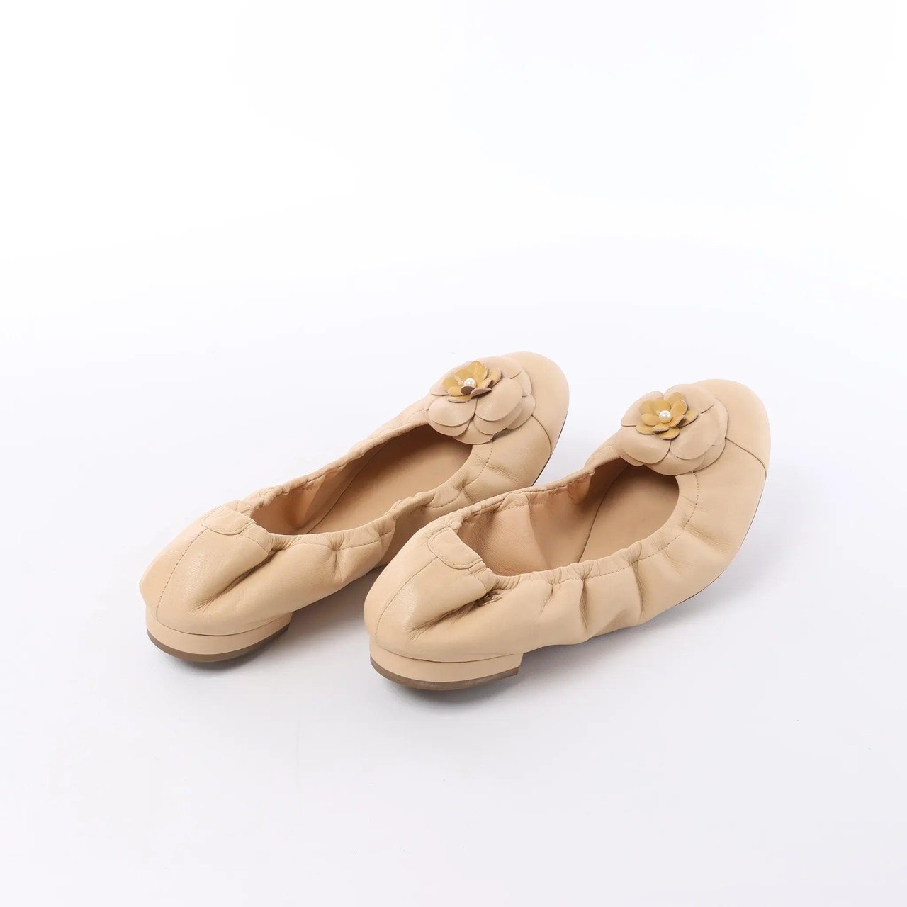 Chanel Coco Mark Camelia Leather Ballet Flats in Beige G32912, Size 39.5 EU Beige