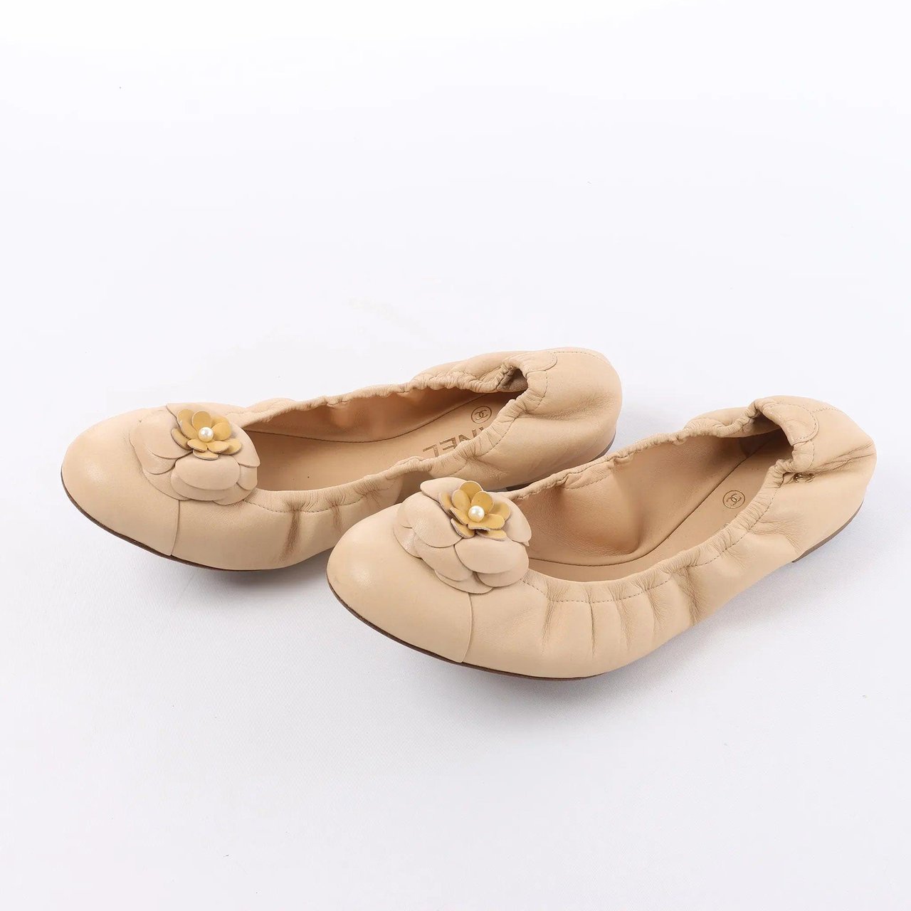 Chanel Coco Mark Camelia Leather Ballet Flats in Beige G32912, Size 39.5 EU Beige