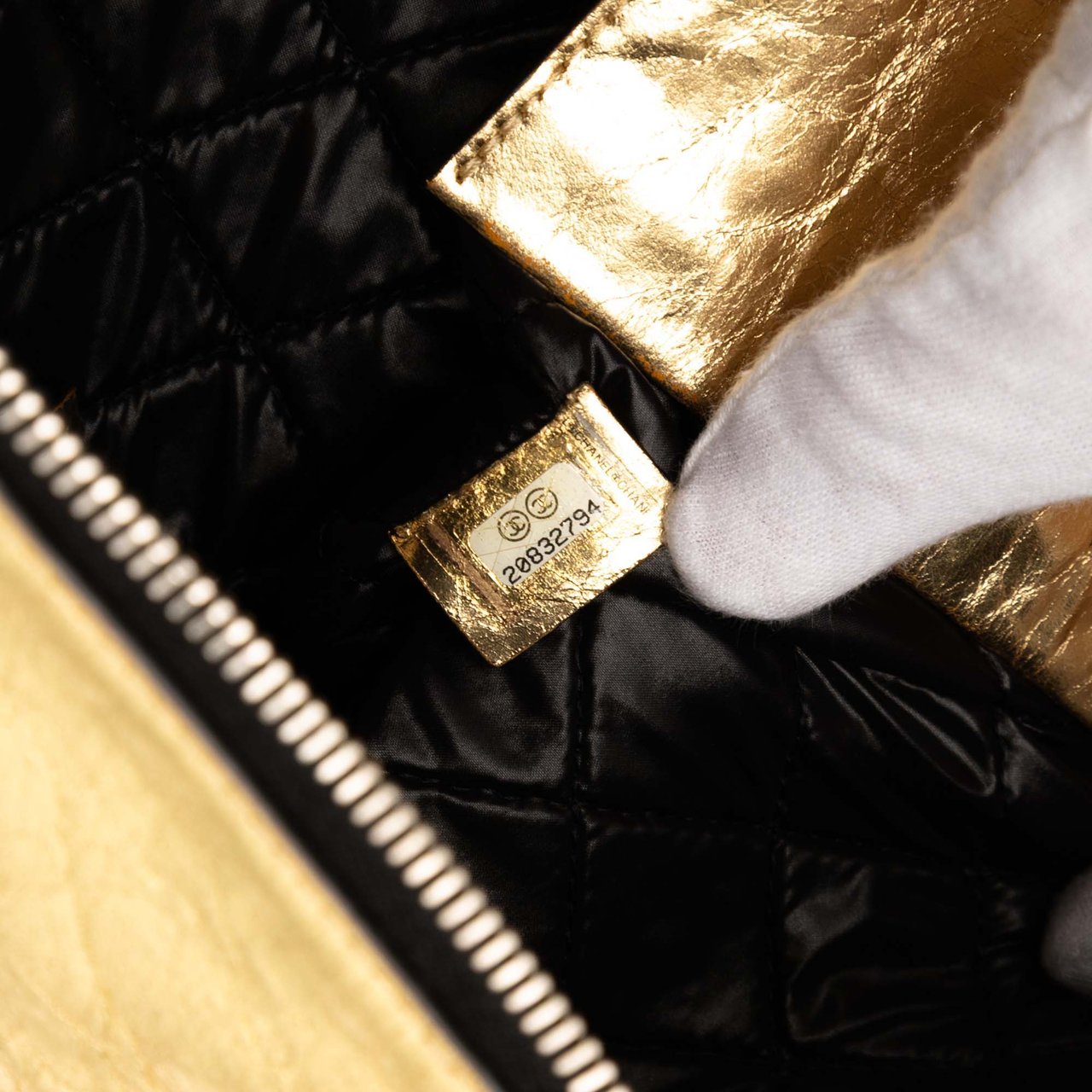 Chanel Metallic Crinkled Calfskin Feministe Mais Feminine Pouch Goud