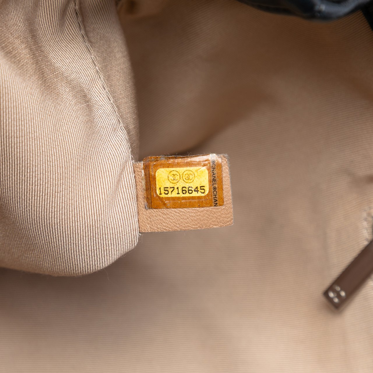 Chanel CC Quilted Caviar Expandable Tote Zwart