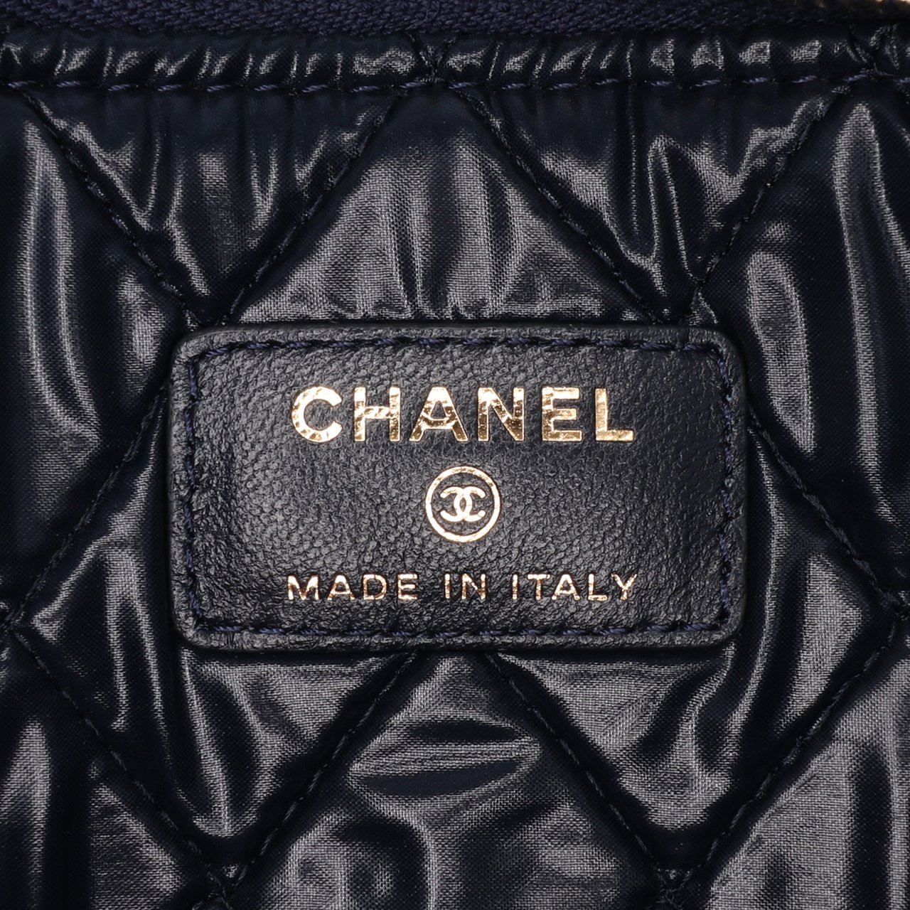 Chanel Medium CC Quilted Velvet O Case Clutch Blauw