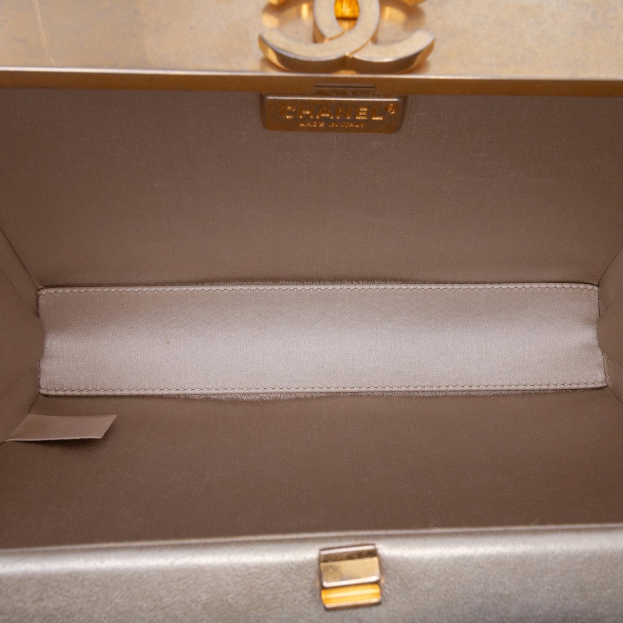 Chanel Chocolate Bar Metallic Lambskin Frame Clutch with Chain Goud