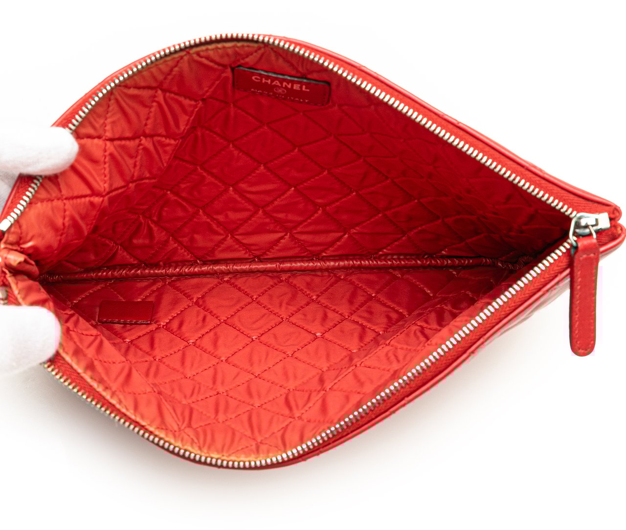 Chanel Medium Quilted Lambskin O Case Clutch Rood