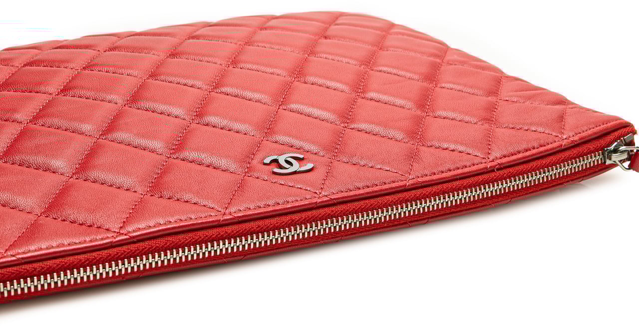 Chanel Medium Quilted Lambskin O Case Clutch Rood