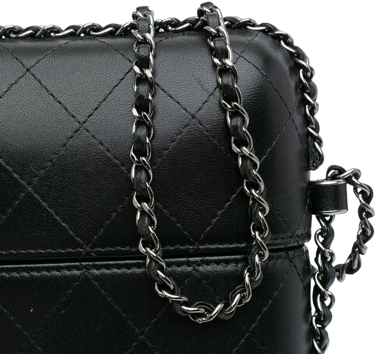 Chanel CC Quilted Lambskin Chain Around Phone Holder Zwart